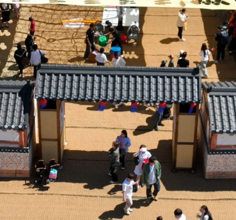 기와 출입문 축제 현장